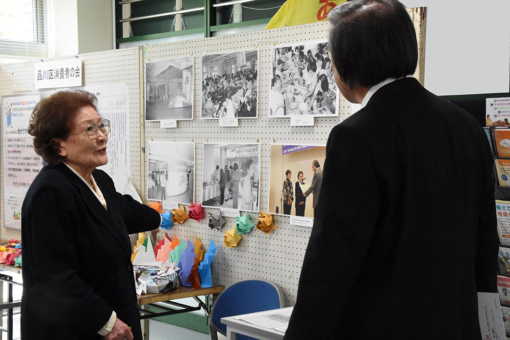 展示の説明をする団体会長