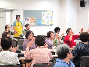 指の体操をする戸越・平塚地区の参加者