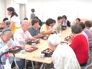 食事をする戸越・平塚地区の参加者