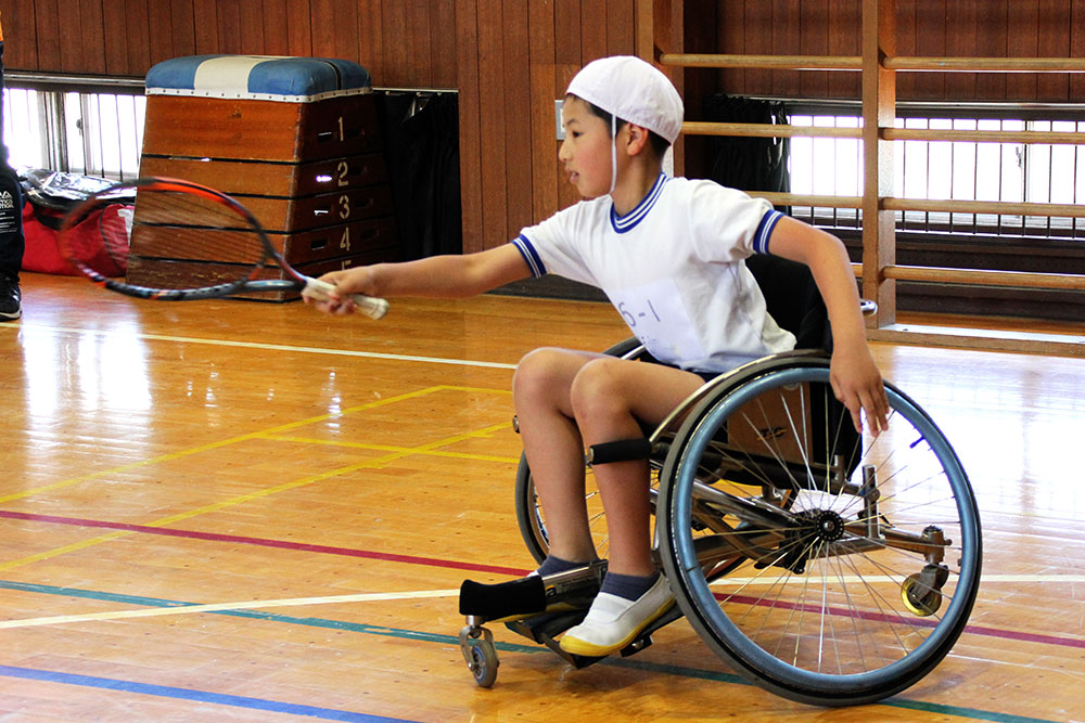 車いすを操作してのレシーブは難しい