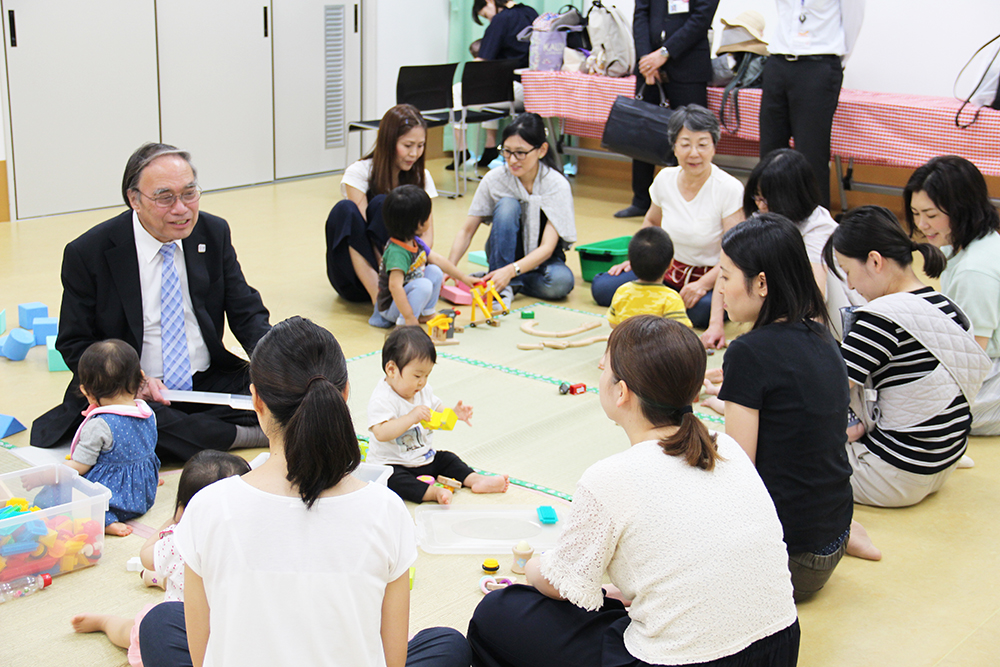 濱野区長とお母さんたちの交流