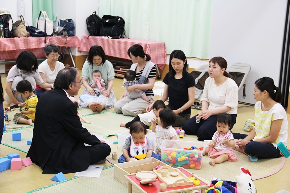 濱野区長とお母さんたちの交流