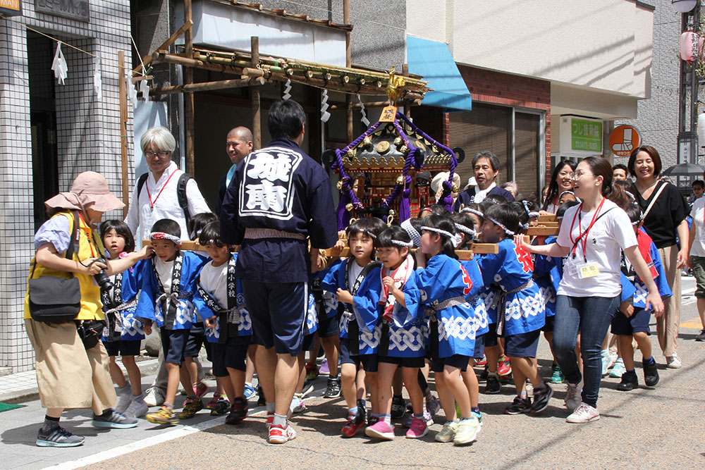 旧東海道を練り歩く城南神輿