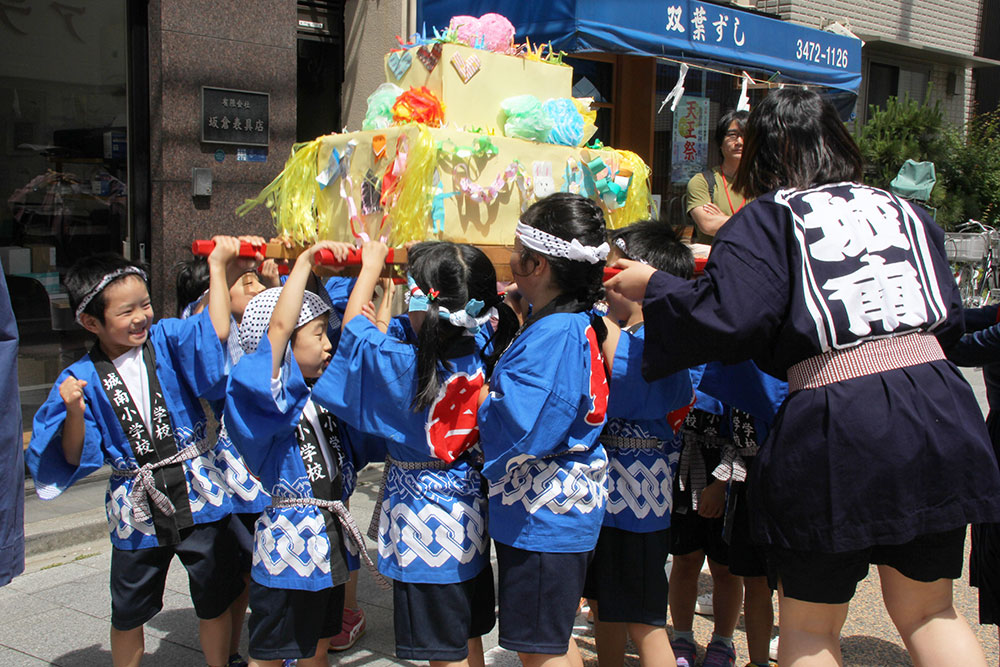 手作り神輿を持ち上げる1年生