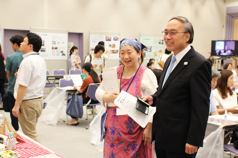 パネル展示をみる濱野区長