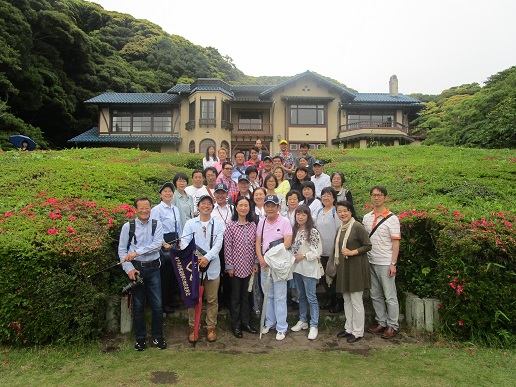 鎌倉文学館の前庭に集合した参加者。