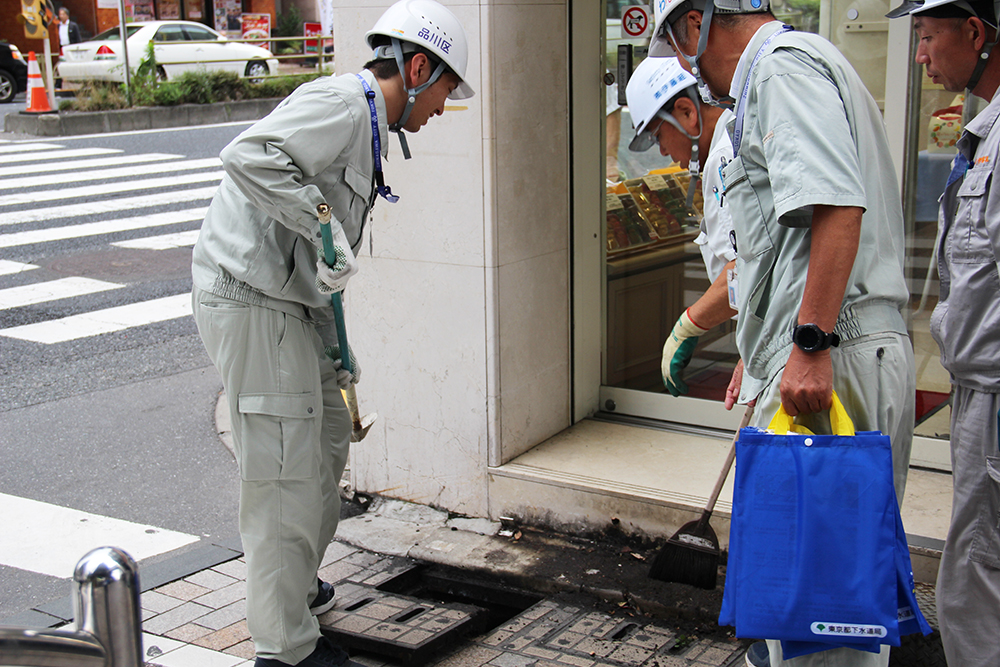 雨水ますを点検・清掃