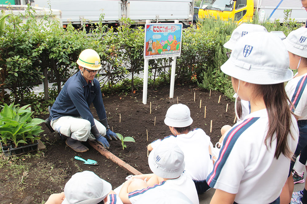 カンナの植え付け方法を聞く児童