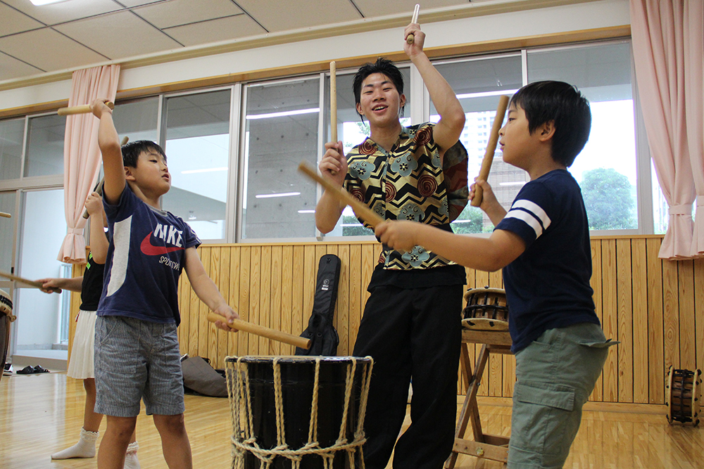 講師と一緒に太鼓を叩く