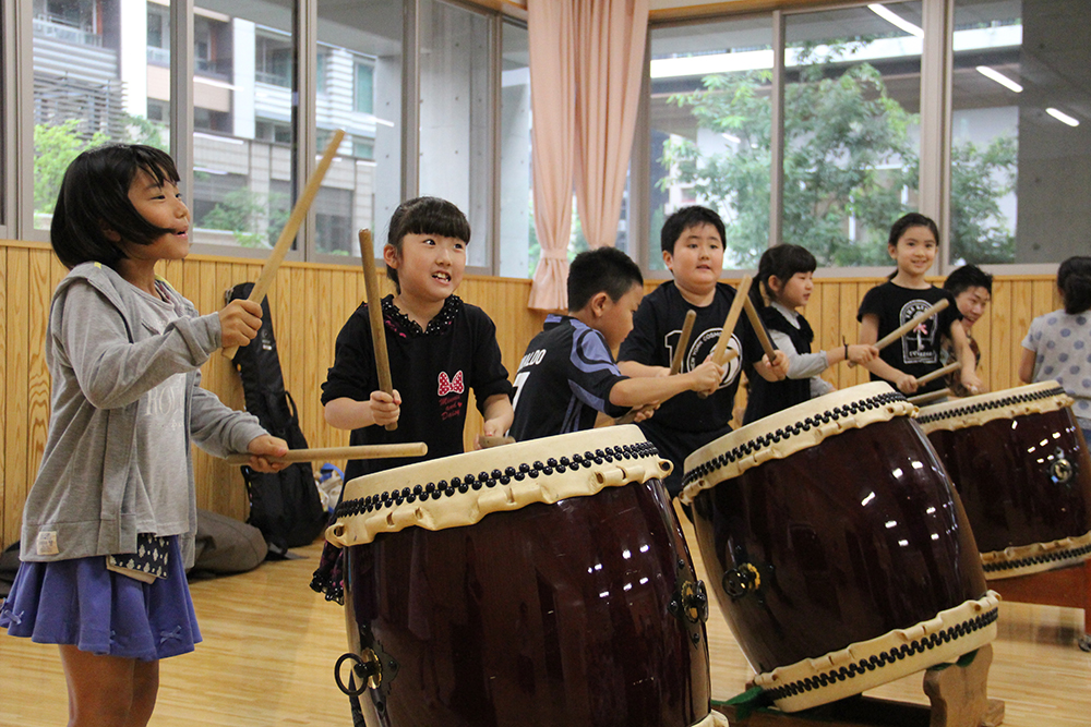 一生懸命太鼓を演奏