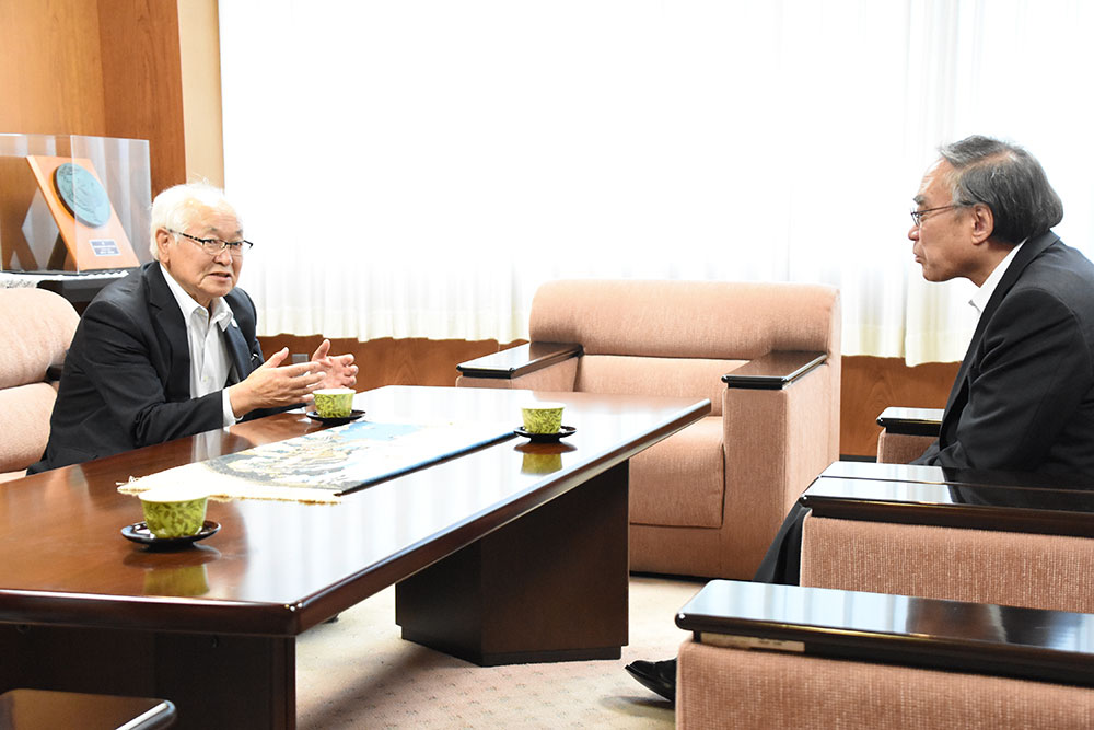 濱野区長と歓談する辻町長