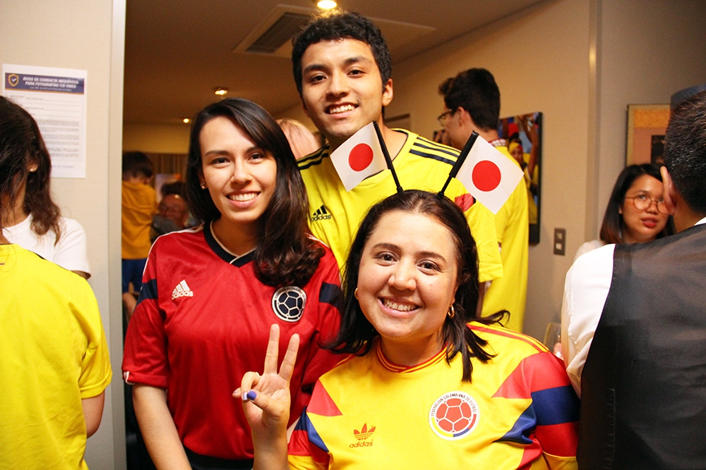 日本の国旗を頭につけるコロンビアサポーター