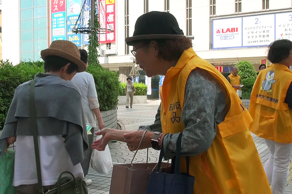 大井町駅前で開発活動する委員のみなさん