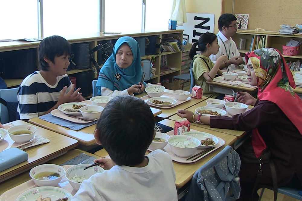 給食を一緒に食べて児童と交流