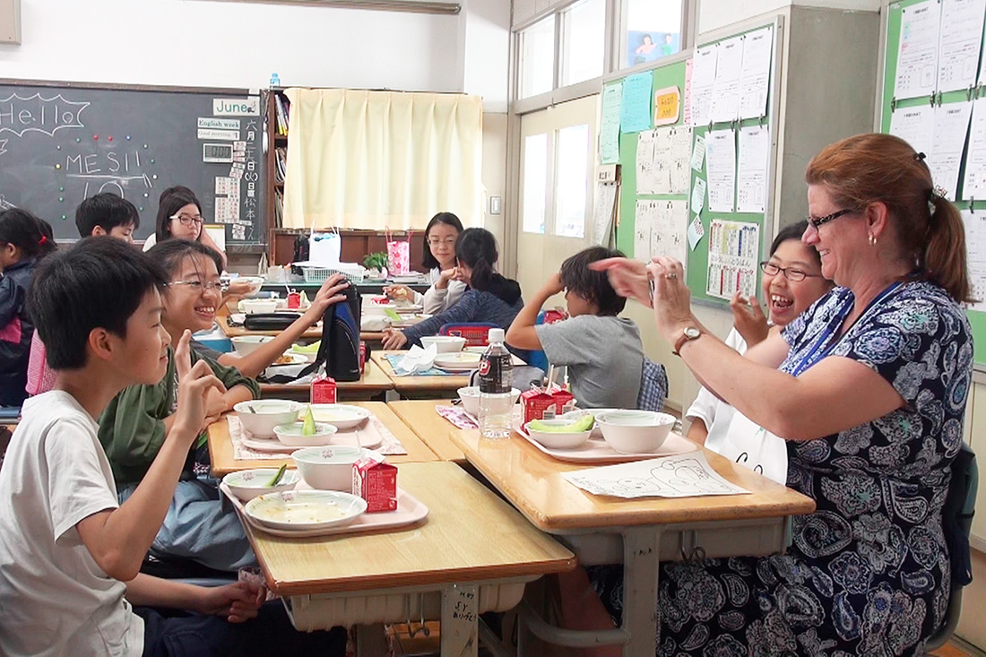 給食　撮影する外国人教員