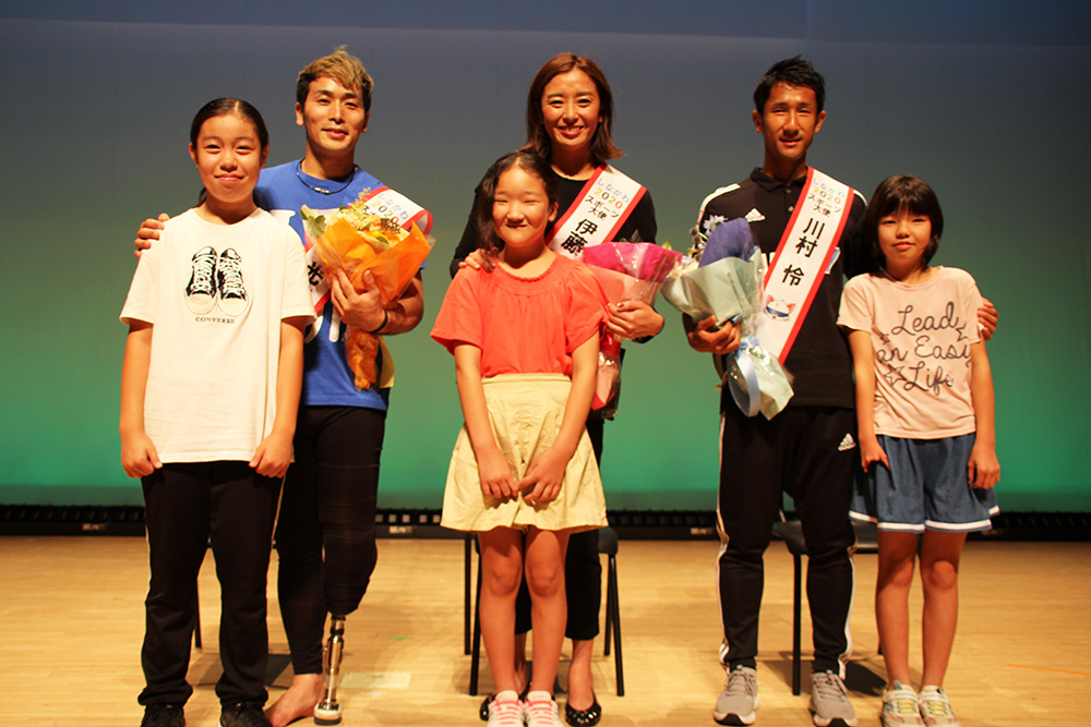 花束贈呈した子どもたちと記念撮影