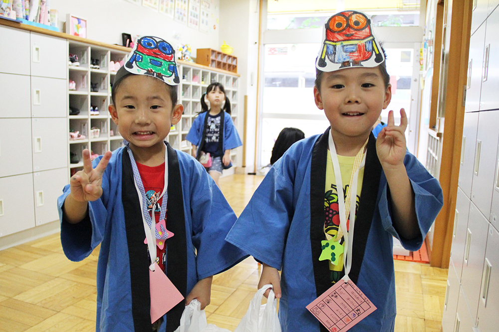 お祭りを楽しむ男の子たち