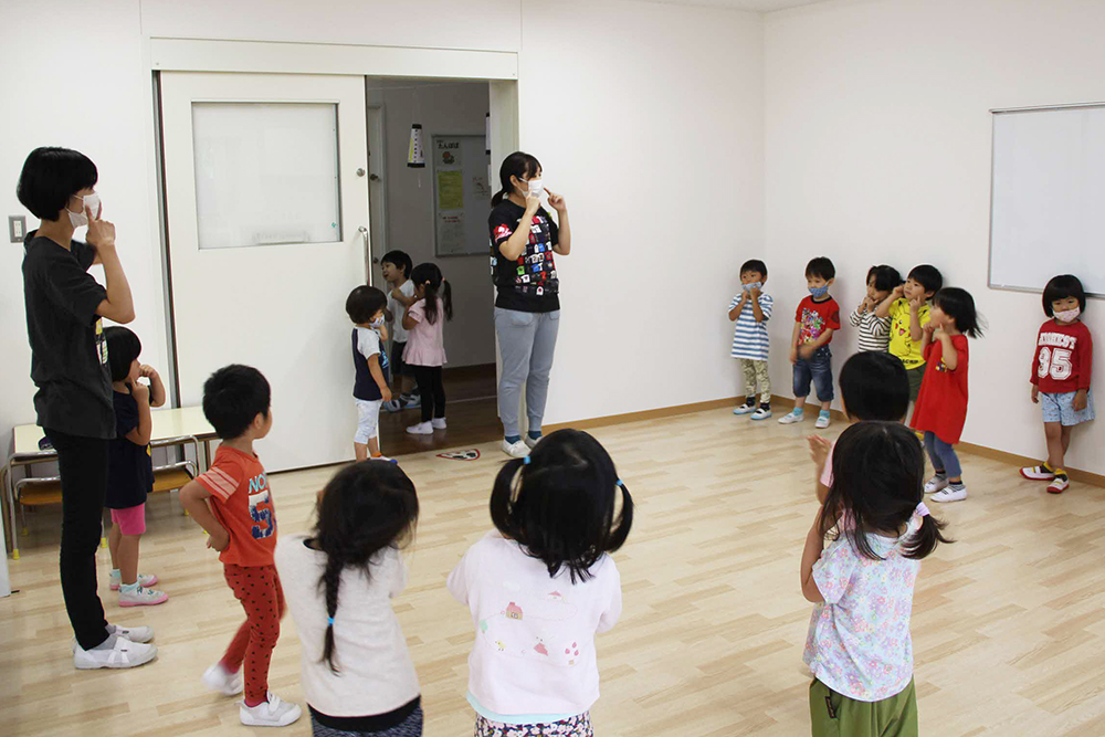 踊りをみんなで楽しむ園児たち