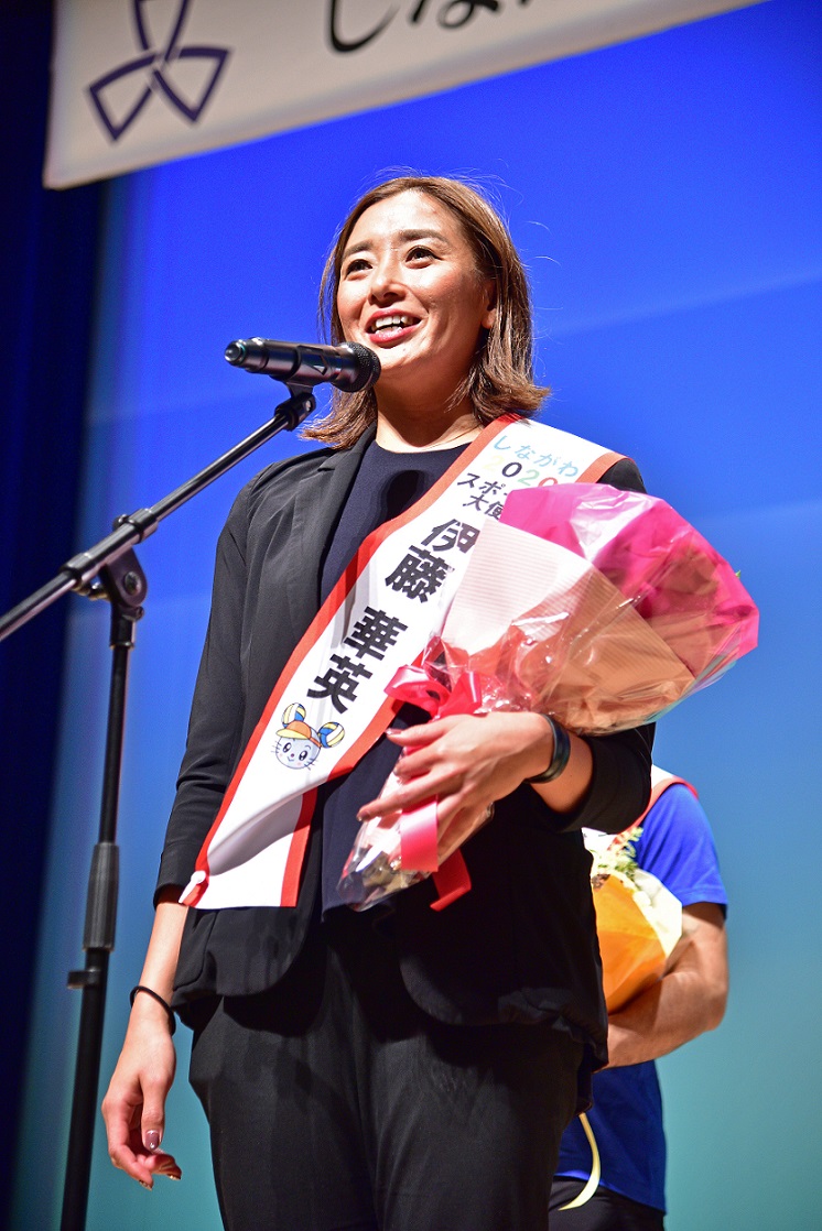 花束を手にコメントする伊藤さん