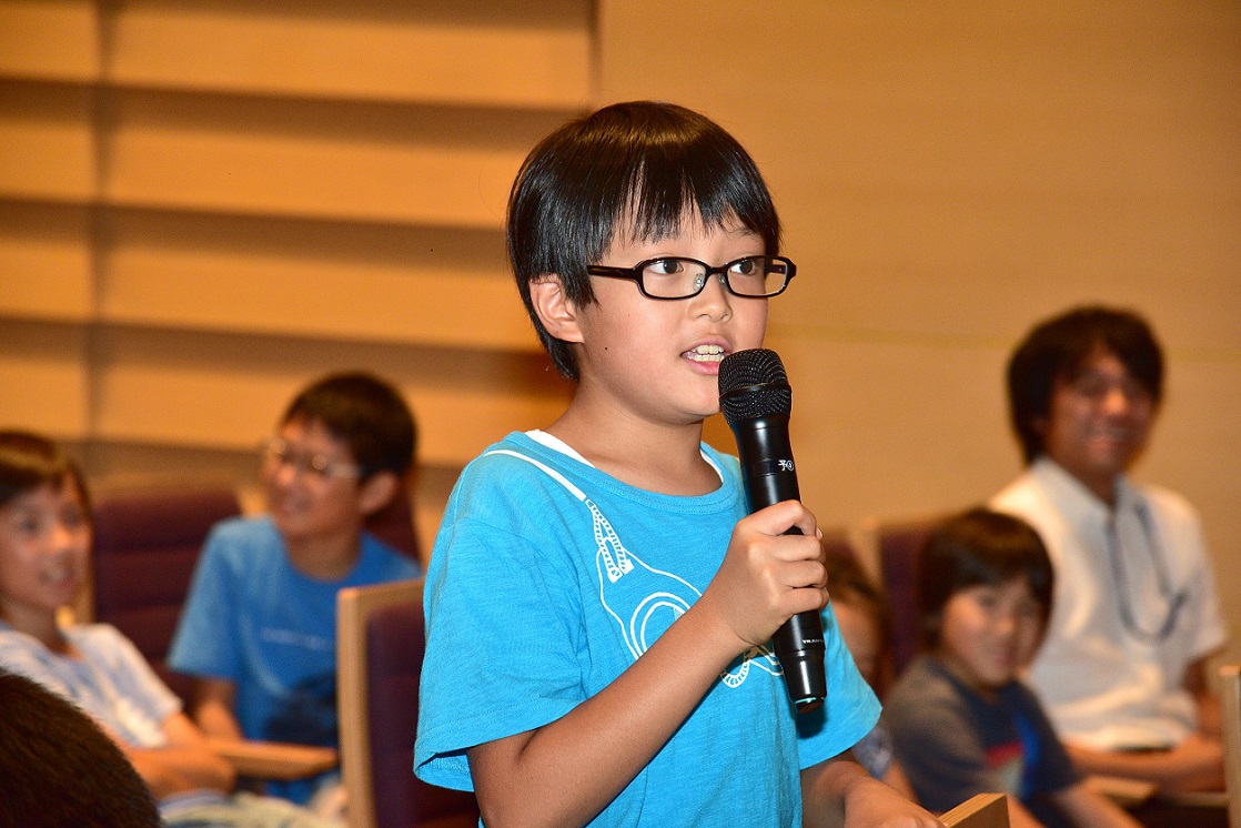 質問する京陽小学校の生徒