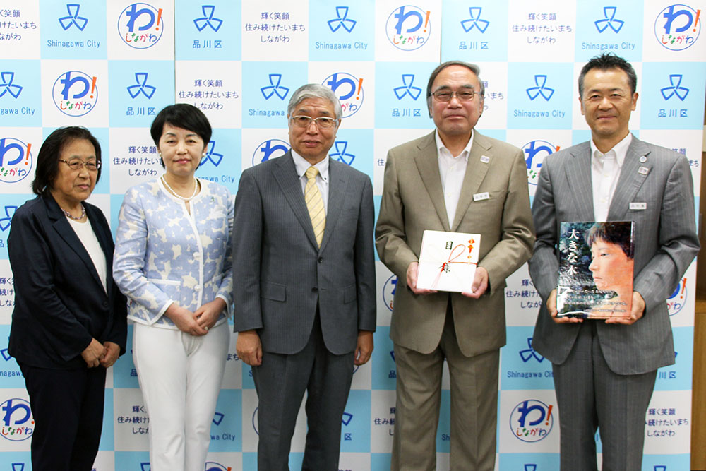 記念撮影　左から高塚さん、高橋理事長、綱嶋さん、区長、教育長