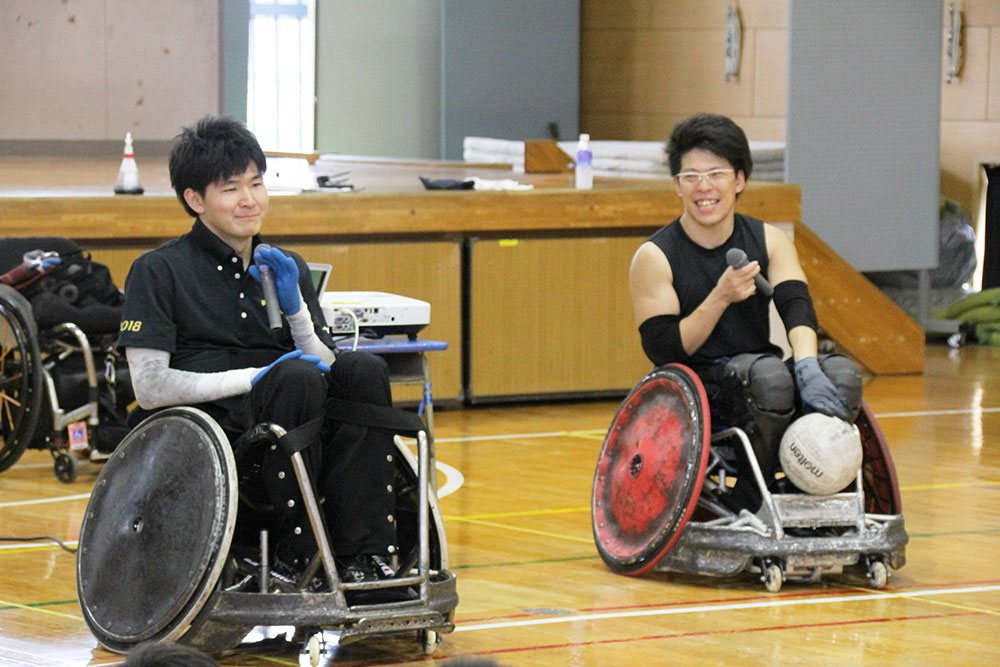 講師の羽賀選手(左)と峰島選手