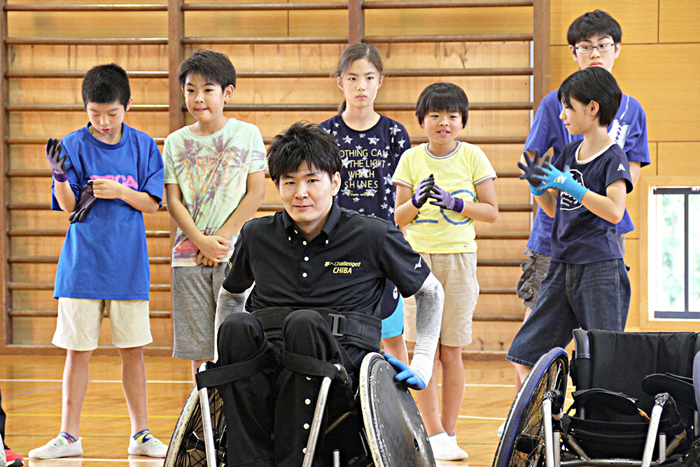 羽賀選手とタックル体験の児童