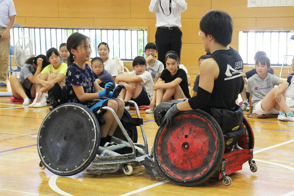 タックルを体験する児童