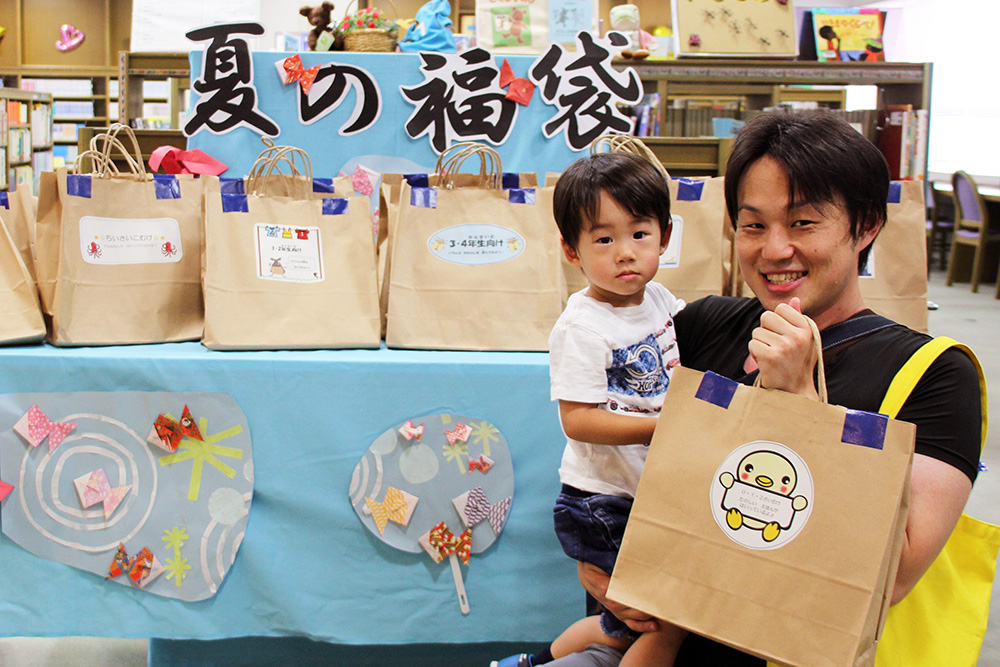 お父さんと一緒に来館　南品川の2歳の本好きの男の子