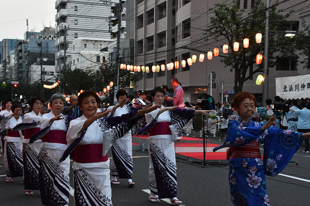 桜新道を貸し切って踊る