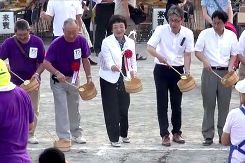 開会セレモニーの打ち水