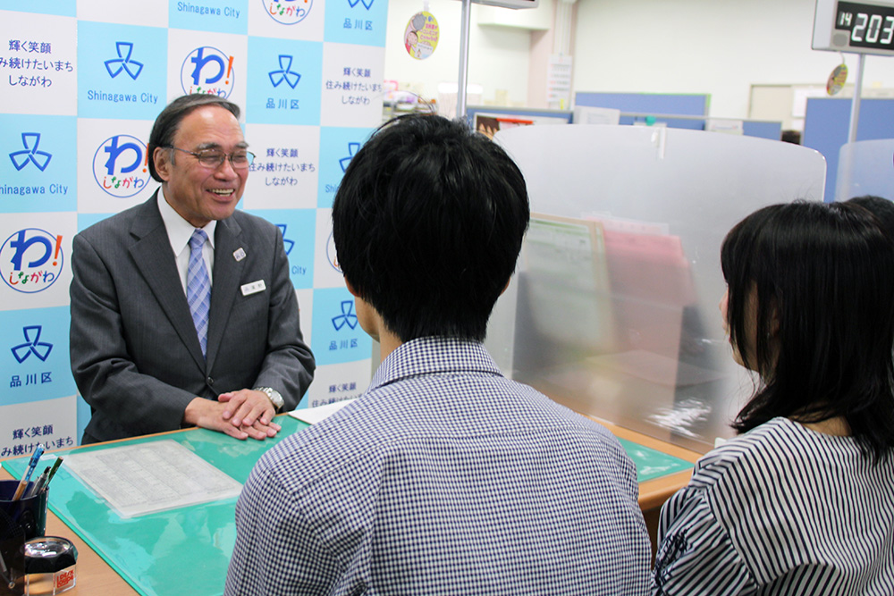 お祝いの言葉をかける濱野区長