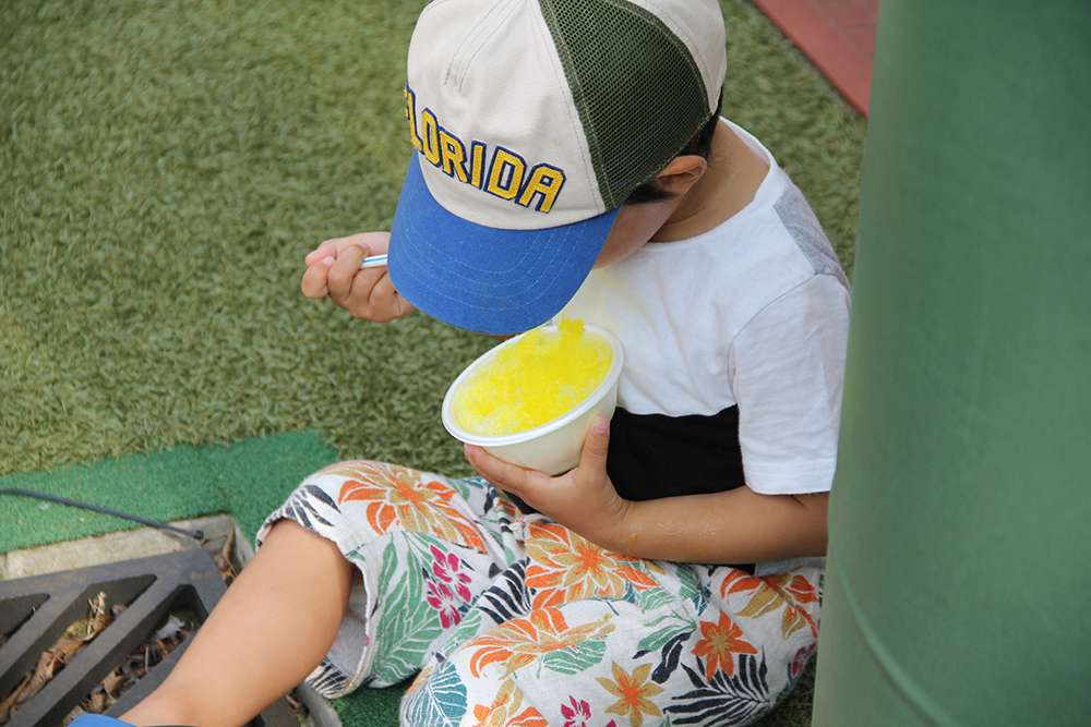 かき氷を食べる子ども