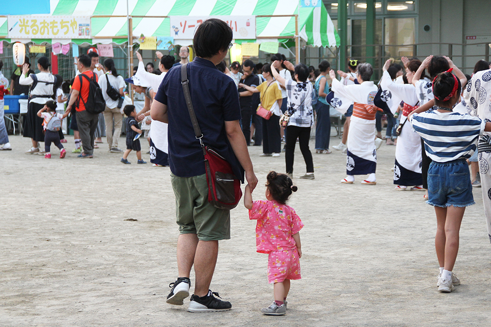 家族連れなど、多くの区民でにぎわいました