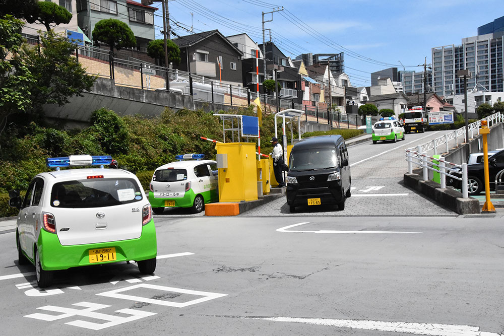 区役所を出るパトロール車