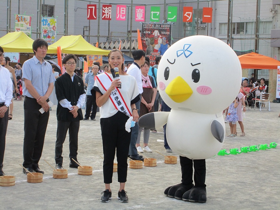 セレモニーで挨拶する伊藤さん