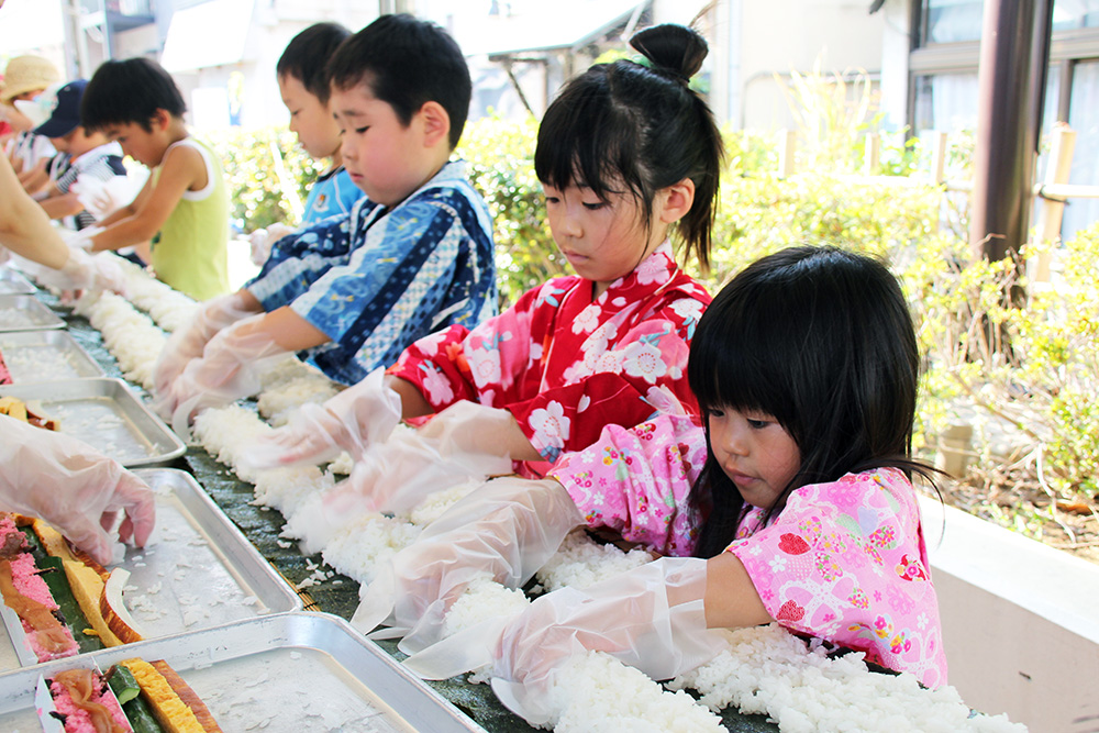 懸命に巻く子どもたち