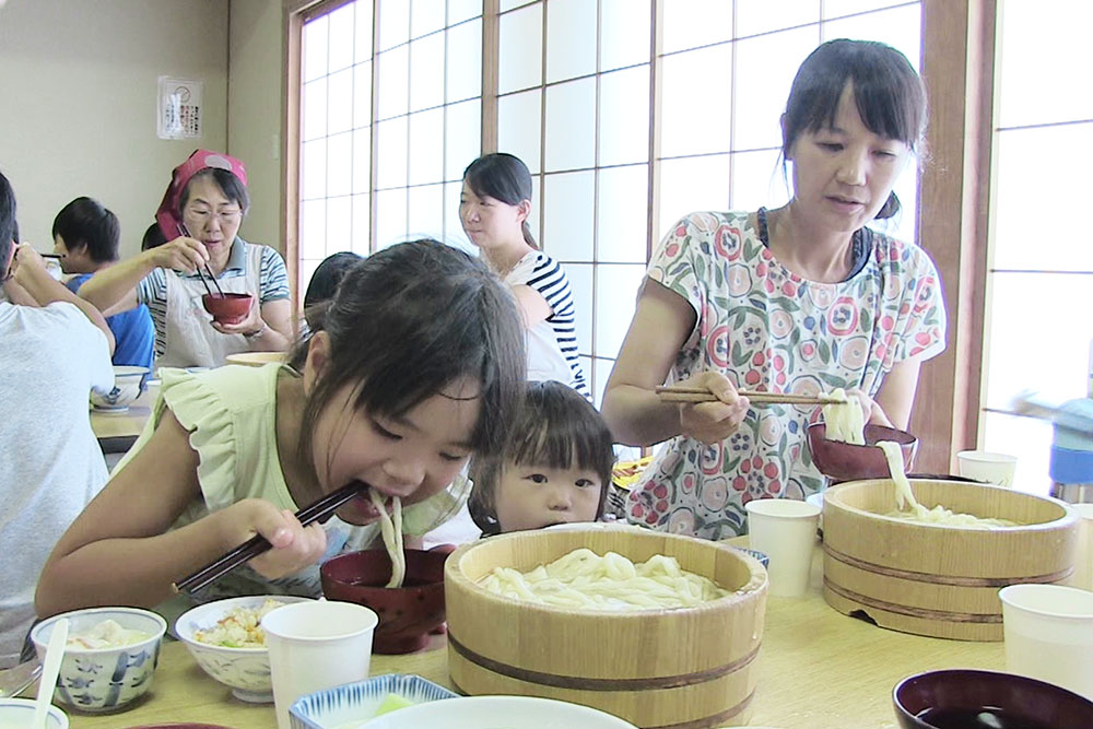 出来立てのうどんを食べる