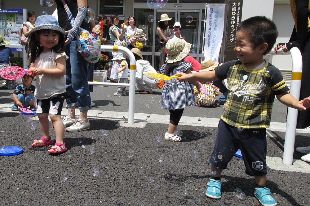 しゃぼん玉で笑顔になる子どもたち