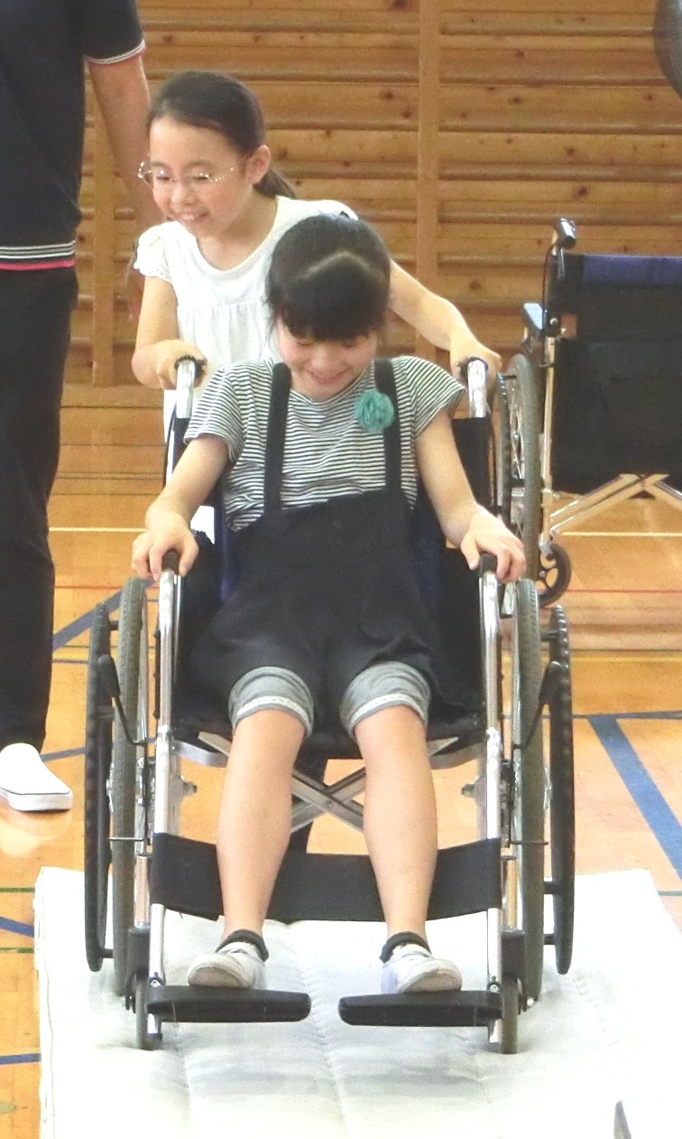 車イス体験 女児