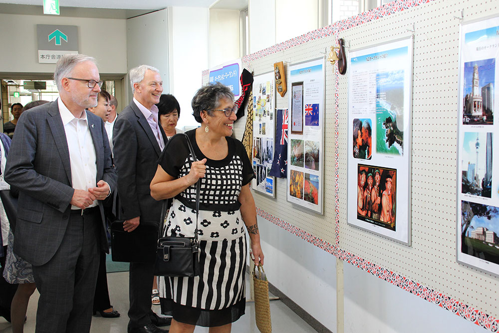 オークランド市の展示物を見学する関係者