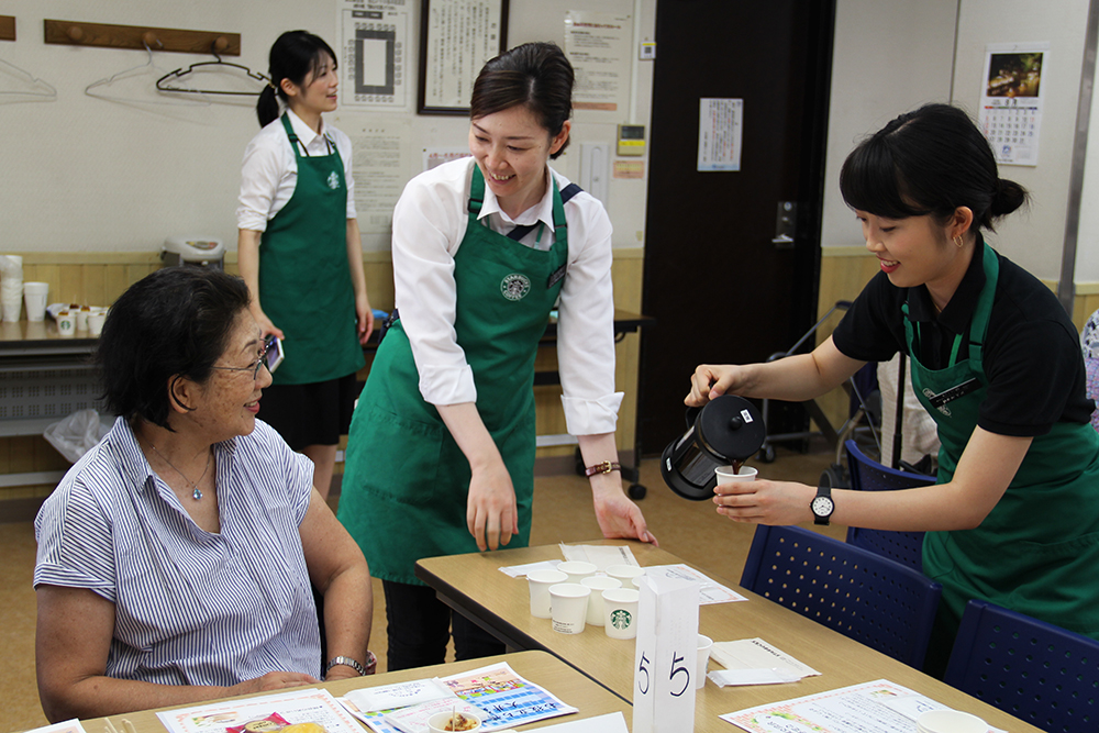 スターバックスのスタッフにコーヒーを淹れてもらう