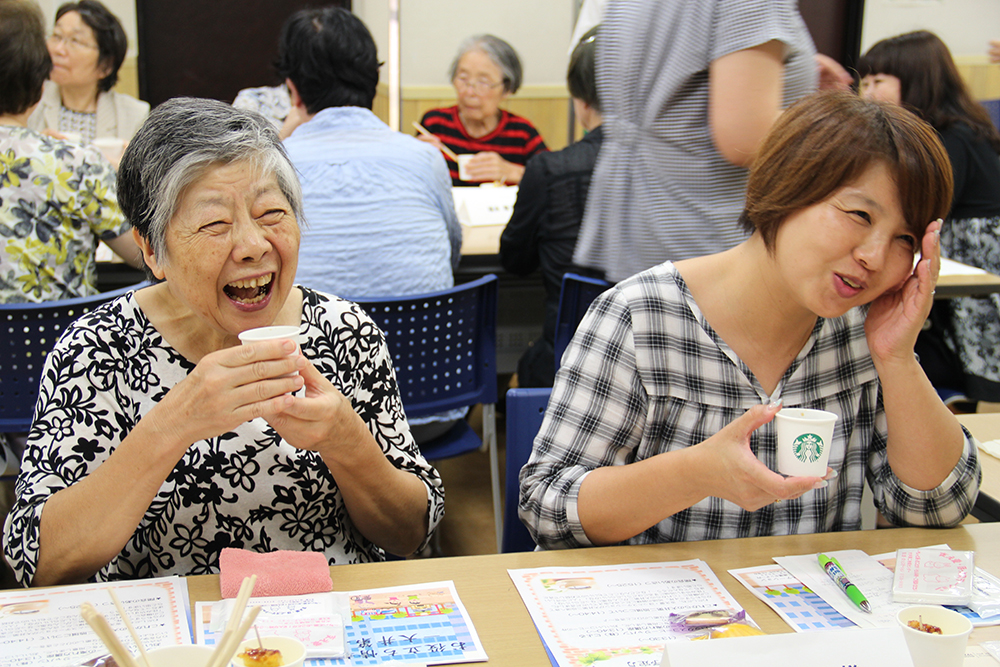 美味しいコーヒーを飲んで笑顔を見せる参加者