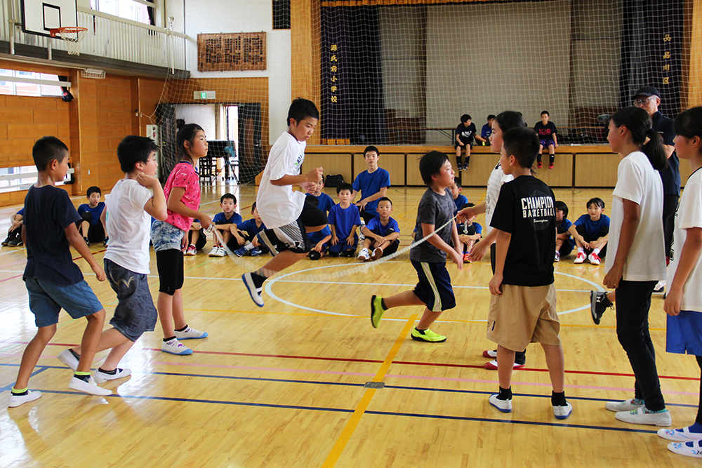 山北町の大縄跳びをベガースが見学