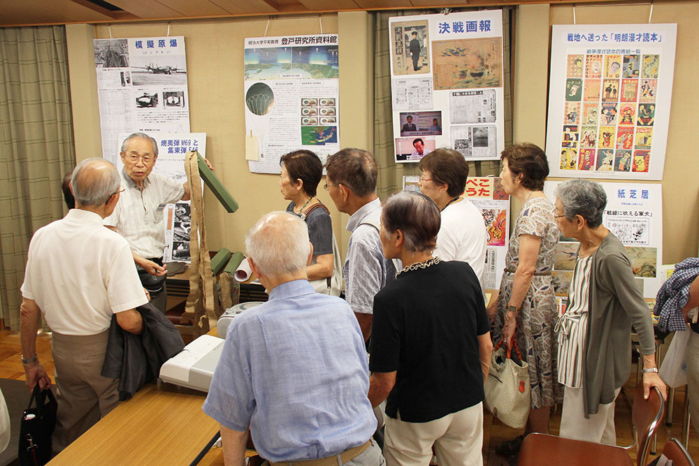 展示物の説明をする実行委員