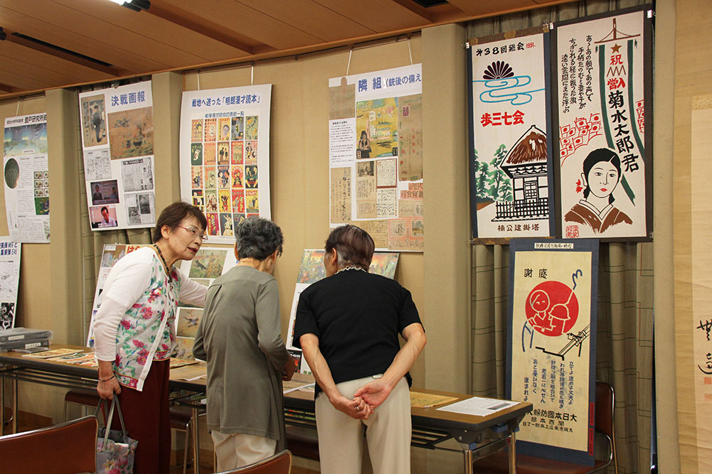 展示物を見学する来館者