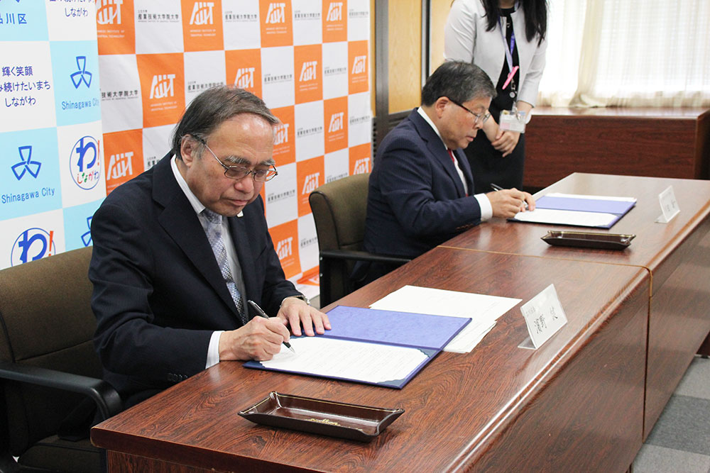 協定書に署名する濱野区長と川田学長