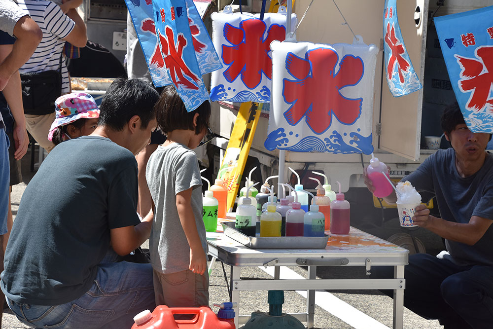 大賑わいのカキ氷店