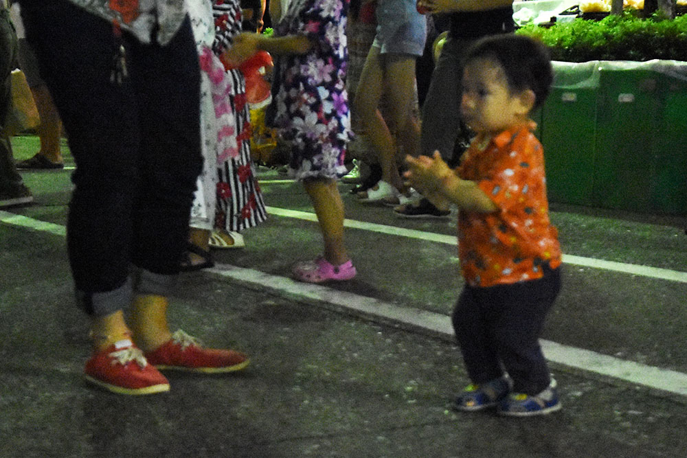 大人と一緒に踊る幼児