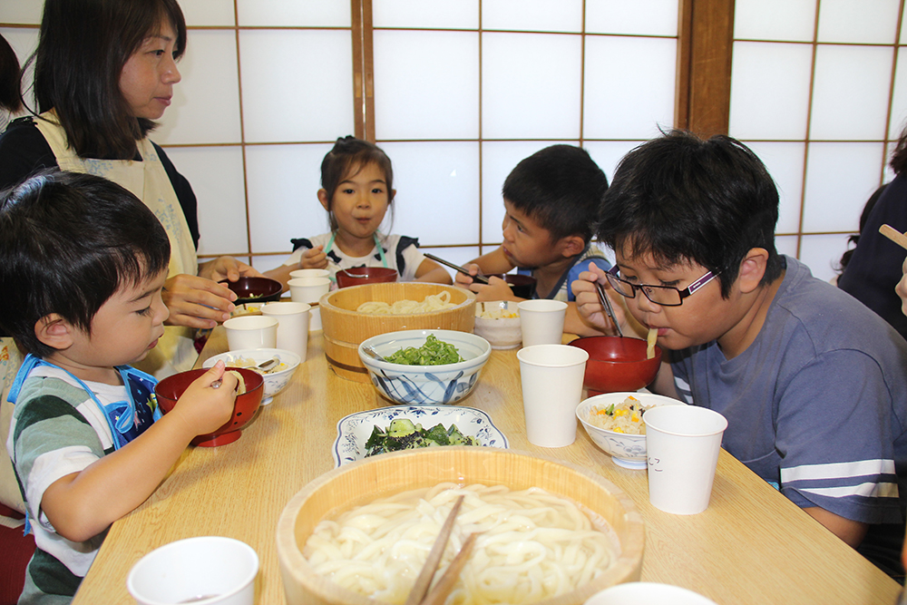 手打ちうどんをみんなで楽しむ